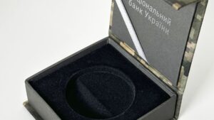 Футляр для срібних монет України піксель А - відчинений