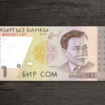 Банкнота Киргизстан 1 сом - 1999 рік - аверс